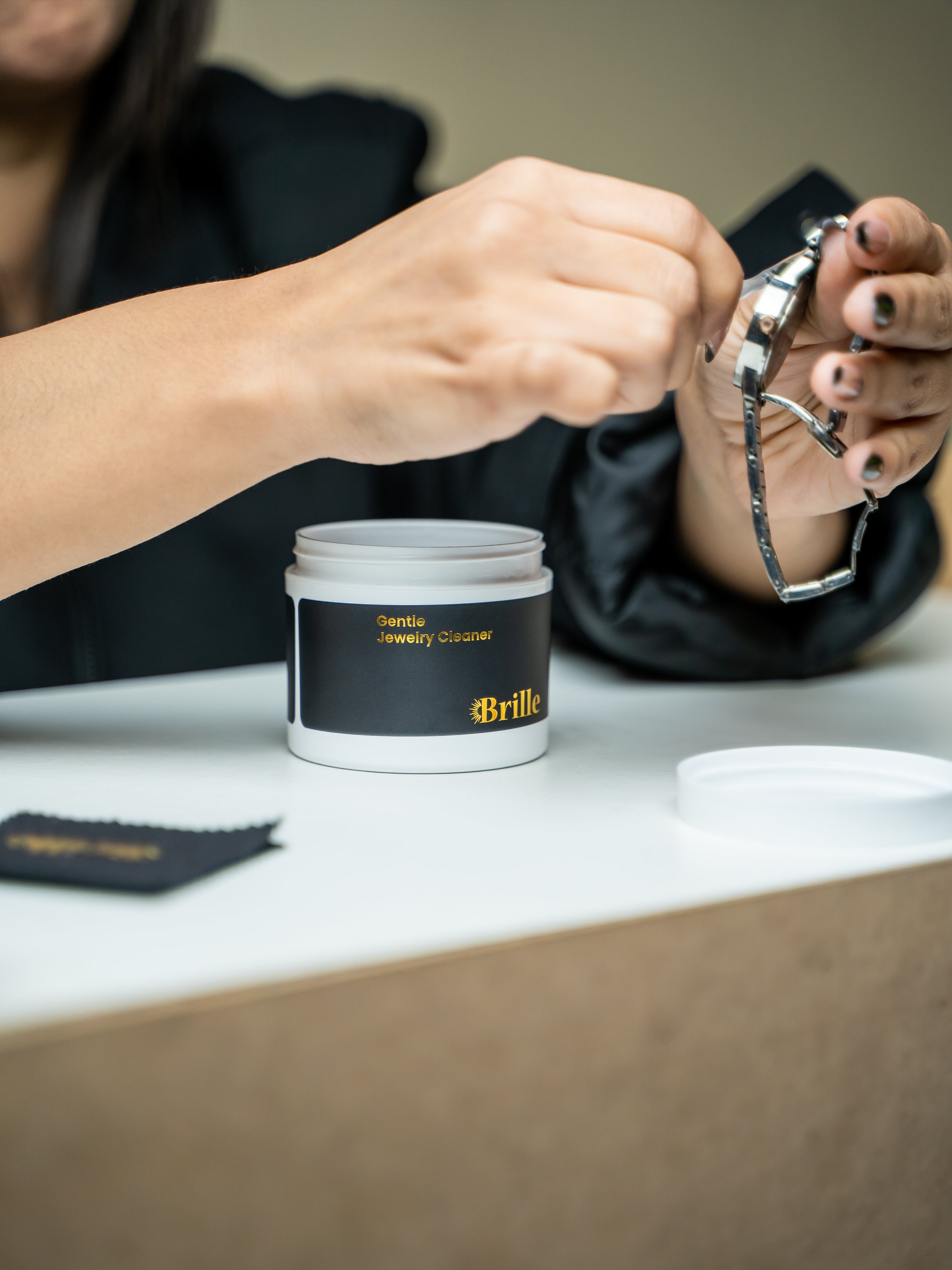 مجموعة التنظيف الفعالة على المجوهرات