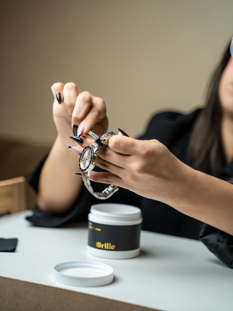 مجموعة التنظيف الفعالة على المجوهرات